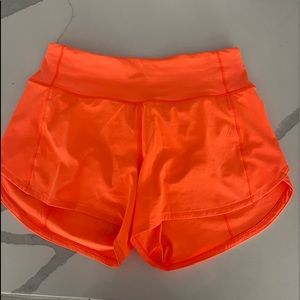 Mid rise 4’ highlight orange speed up shorts